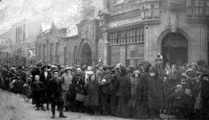 Queuing for potatoes in Charles Street 1916